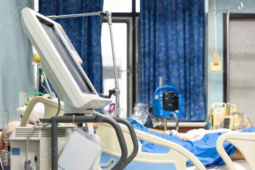 Foto Modern hospital intensive care room with patient on bed and medical monitor vent