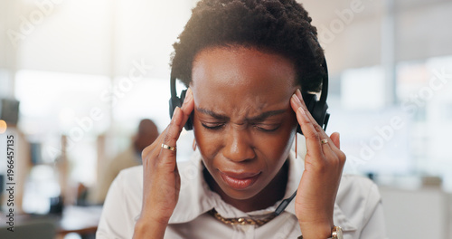 Φωτογραφία Frustrated, black woman and headache with headset in office for mistake or project deadline