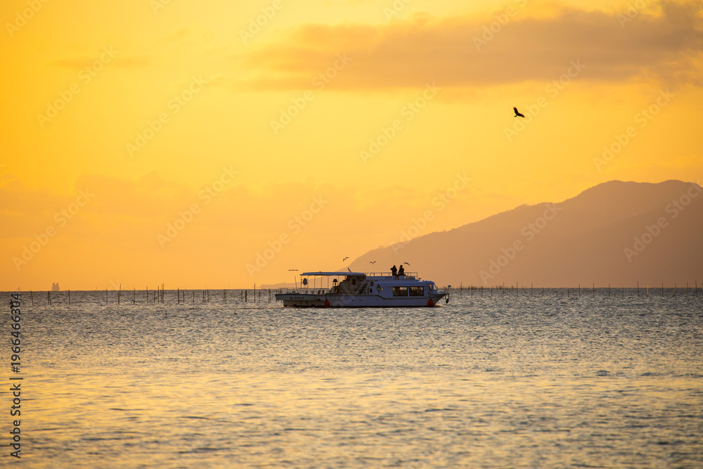 Obraz premium Sunset over Lake Shishido in Matsue City, Shimane Prefecture, Japan