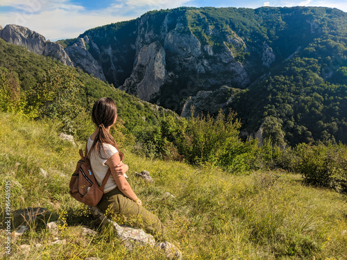 Foto Woman admiring scenic mountain view in nature.