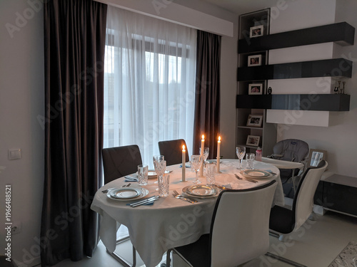 Fotografia Elegant dining room with a candlelit dinner setup
