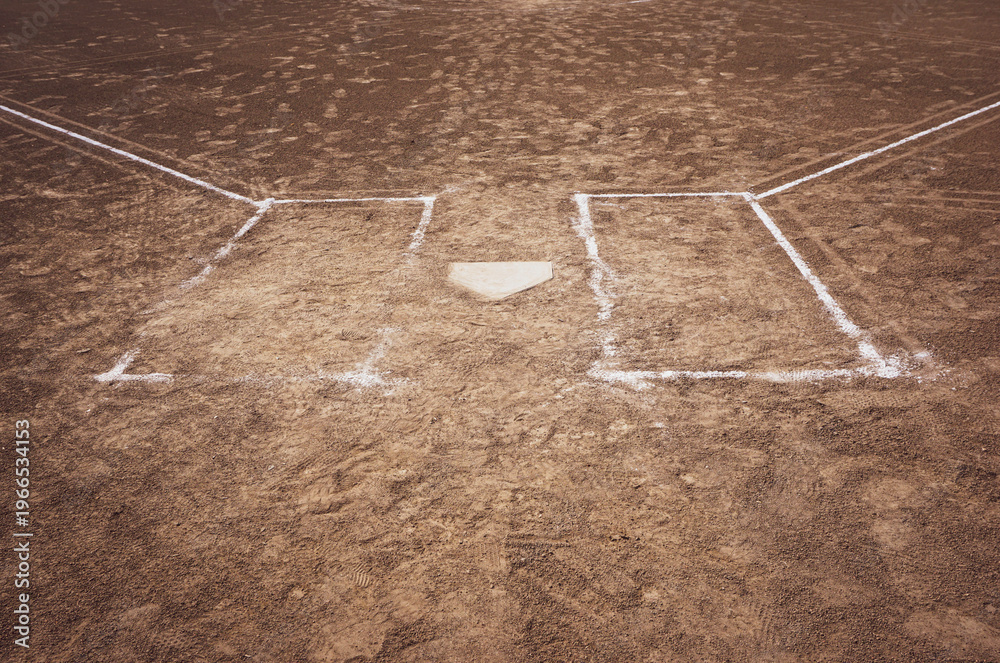 Obraz premium Baseball and softball field home plate and chalk lines