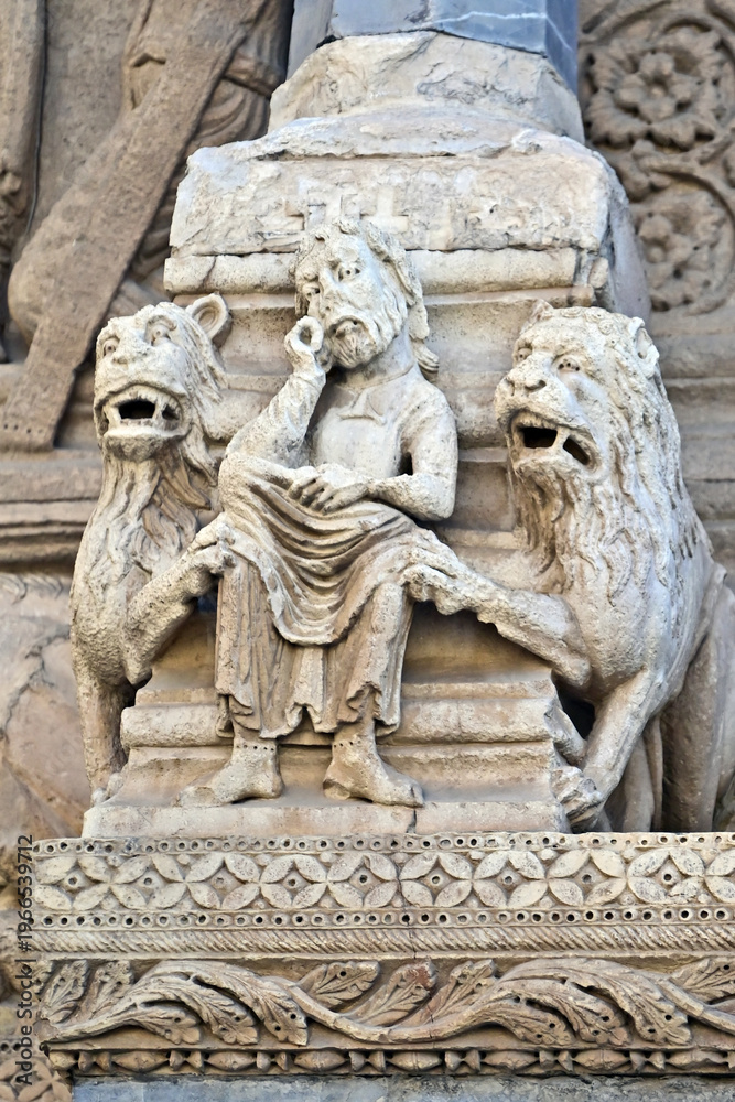 Fototapeta premium Arles, sculture sul portale della Cattedrale di Saint-Trophime , Provence, Francia