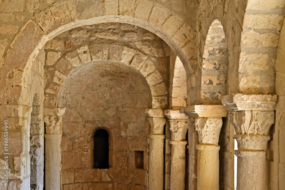 Fototapeta premium Arles, interni dell'abbazia di Montmajour, Provence, France