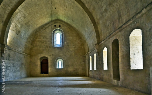 Foto La Roque d'Antheron: interni dell'Abbazia di Silvacane, Luberon, Provenza, Franc