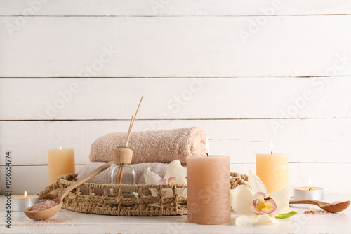 Wicker tray with towels, bu...