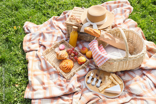 Wicker baskets with hat, ju...
