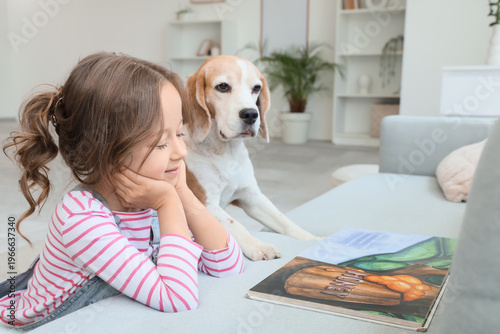Cute little girl with Beagl...