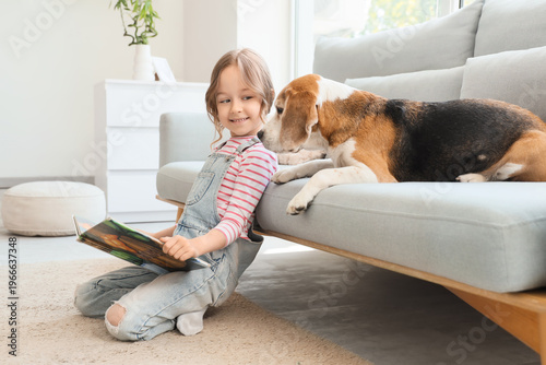 Cute little girl with Beagl...