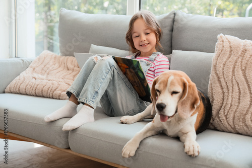 Cute little girl with Beagl...