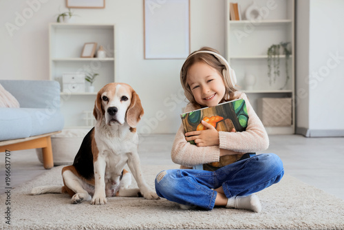 Cute little girl with Beagl...