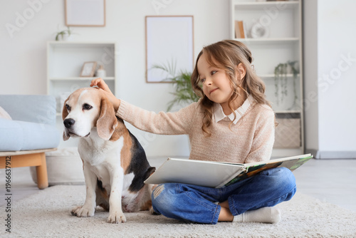 Cute little girl with Beagl...