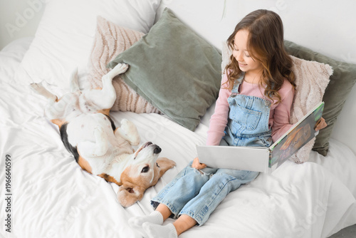 Cute little girl with Beagl...