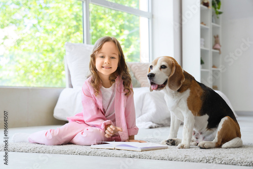 Cute little girl with Beagl...