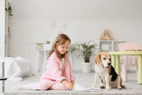 Cute little girl with Beagl...