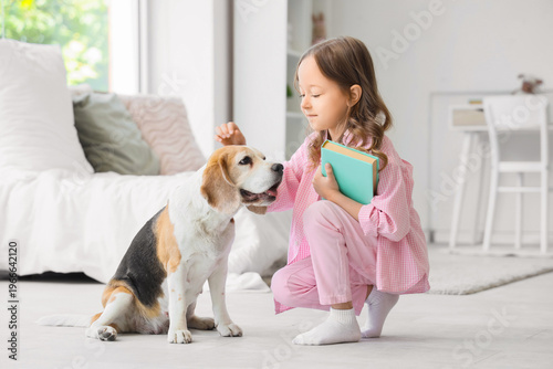 Cute little girl with Beagl...