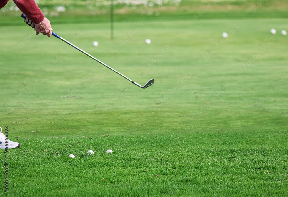 Obraz premium Golfer Practicing Putting on Green with Multiple Balls – Training Session, Sports Technique