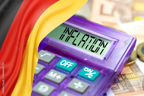 Deutsche Flagge, Euro Geldscheine und Taschenrechner als Symbol für die Inflation in Deutschland