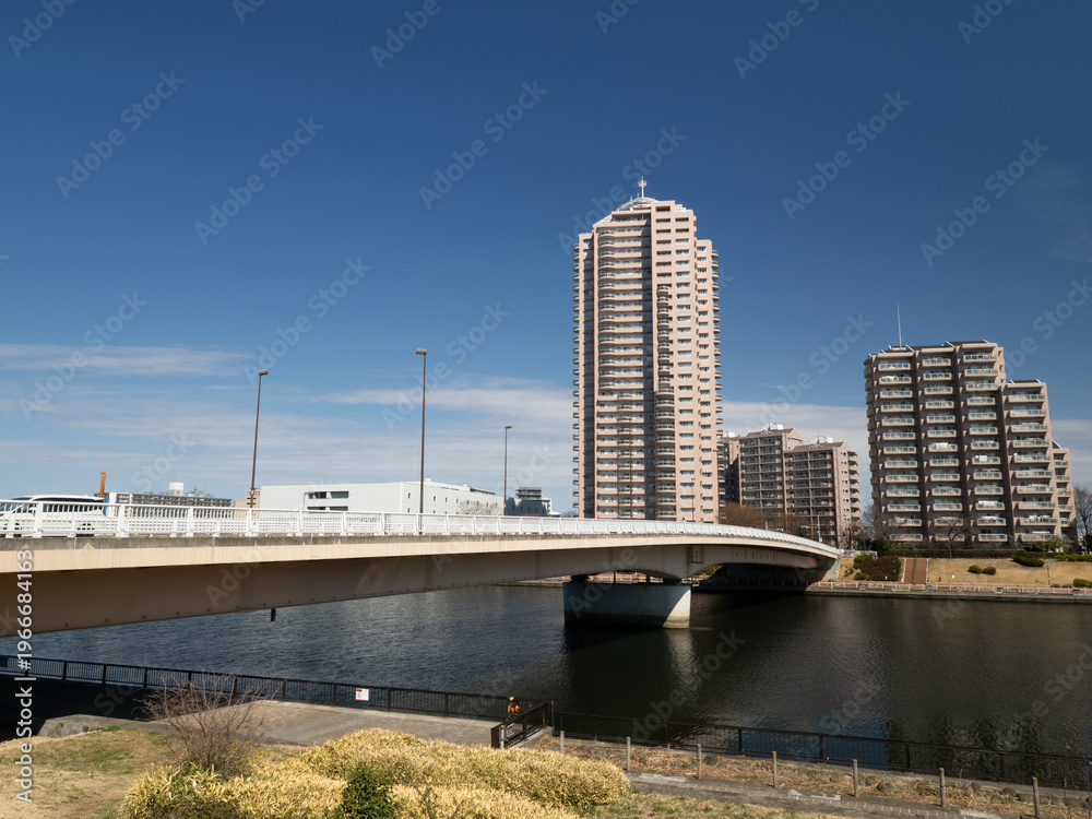 Obraz premium 隅田川と千住汐入大橋 東京都