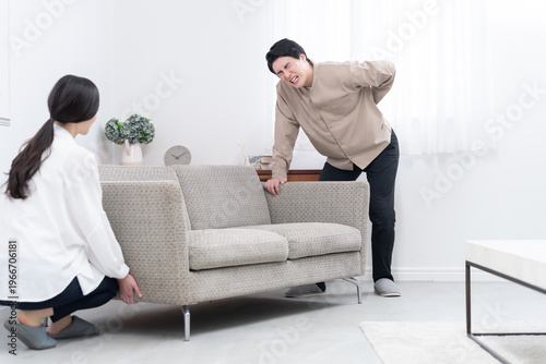 家具を運搬してぎっくり腰になる男性