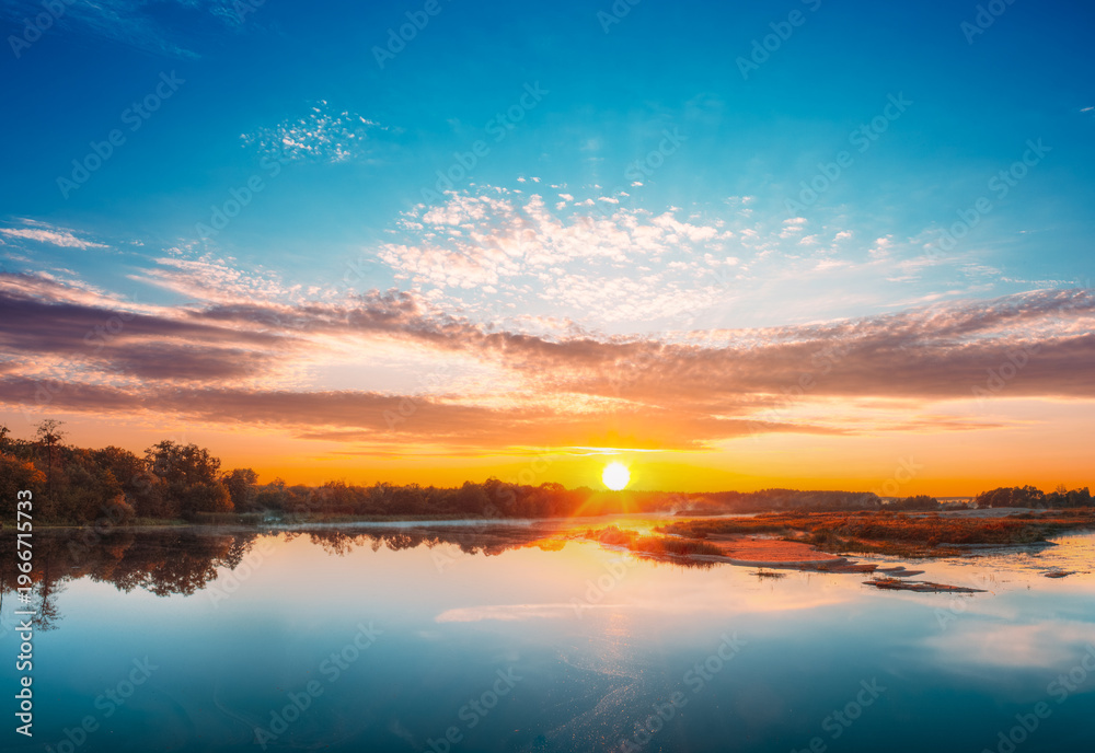 Obraz premium Spectacular bright sunset sky reflected on a calm river