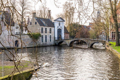 Foto Beguinage Bridge and main entrance gate to the Begijnhof, Bruges, Belgium