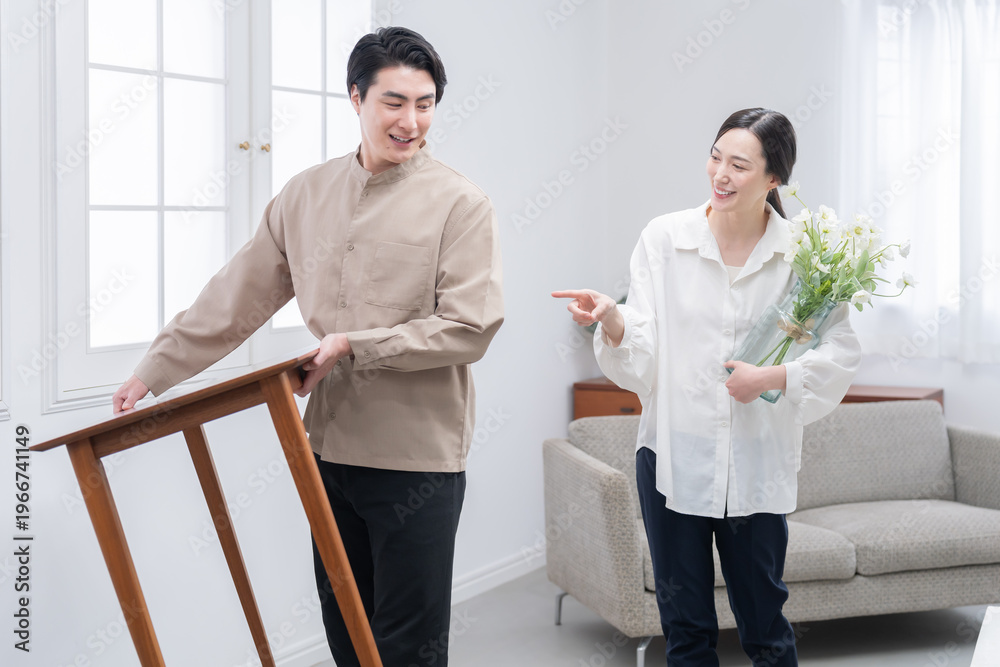 Obraz premium 引越しで家具を移動する夫婦