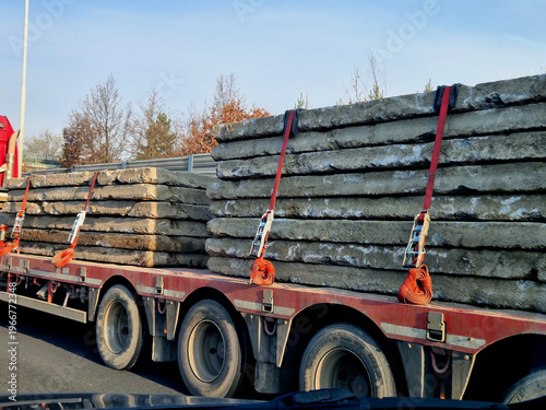 Foto heavy-duty transport of precast concrete slabs