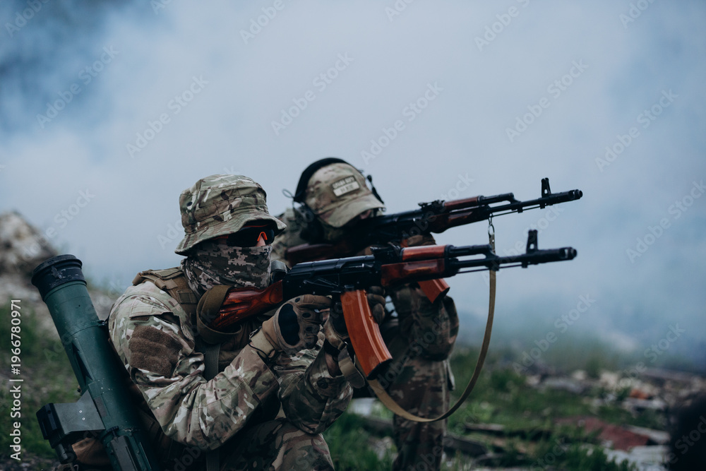Fototapeta premium Couple of Ukrainian soldiers training with rifles at the range