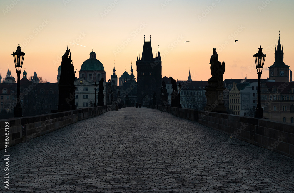 Obraz premium charles Bridge in Prague Czech Republic at sunrise with historic statues