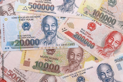 Foto Vietnamese dong money bills pile on table