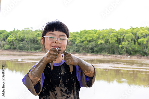 Foto A Chinese little girl catches loaches