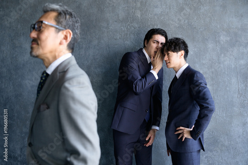 Konstfotografi 上司の噂話をする日本人男性
