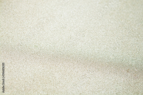 Gros plan sur une surface en aluminium brossé, texture métallique grise et reflets
