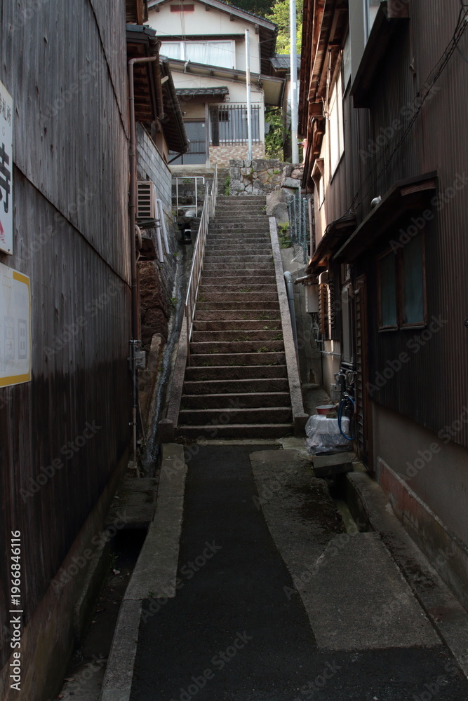 Fototapeta premium 路地裏の長い階段