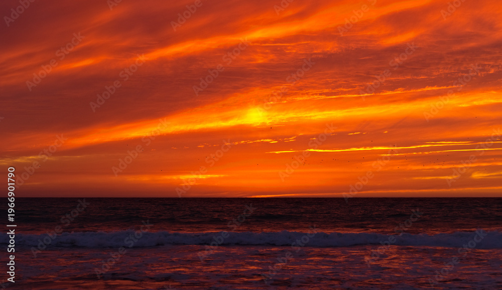 Obraz premium Pink Orange Sunset Over Pacific Ocean Waves California