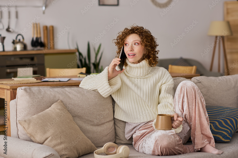 Obraz premium Curly woman enjoying a cozy spring afternoon chat at home