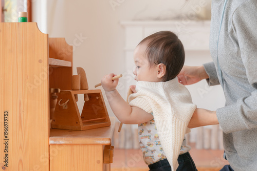 子どもに洋服を着せるママ