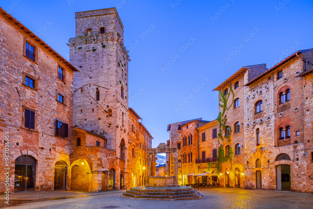 Fototapeta premium San Gimignano, Italy. Medieval hilltop city in Tuscany - Piazza della Cisterna