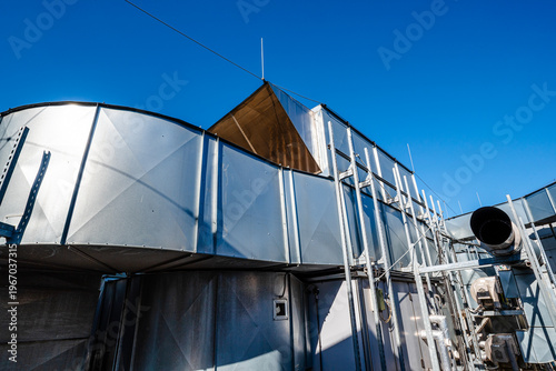 Fotografi Industrial HVAC ventilation system with large air ducts on rooftop facility