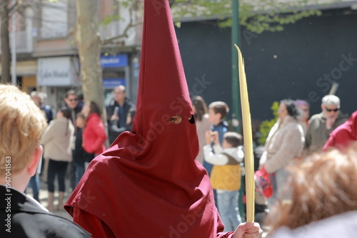 Bilde på lerret Red-robed penitent during La Borriquita procession in Talavera de la Reina, Spai
