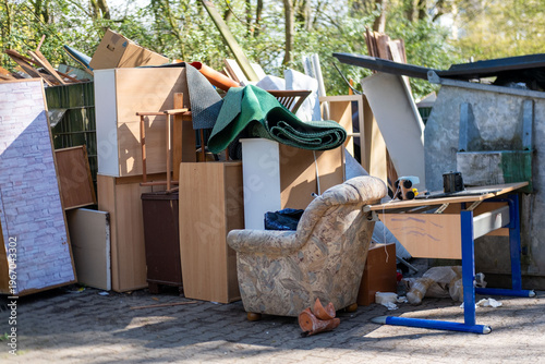 Foto bulky waste reduction, large pile discarded furniture and wooden panels, renovat