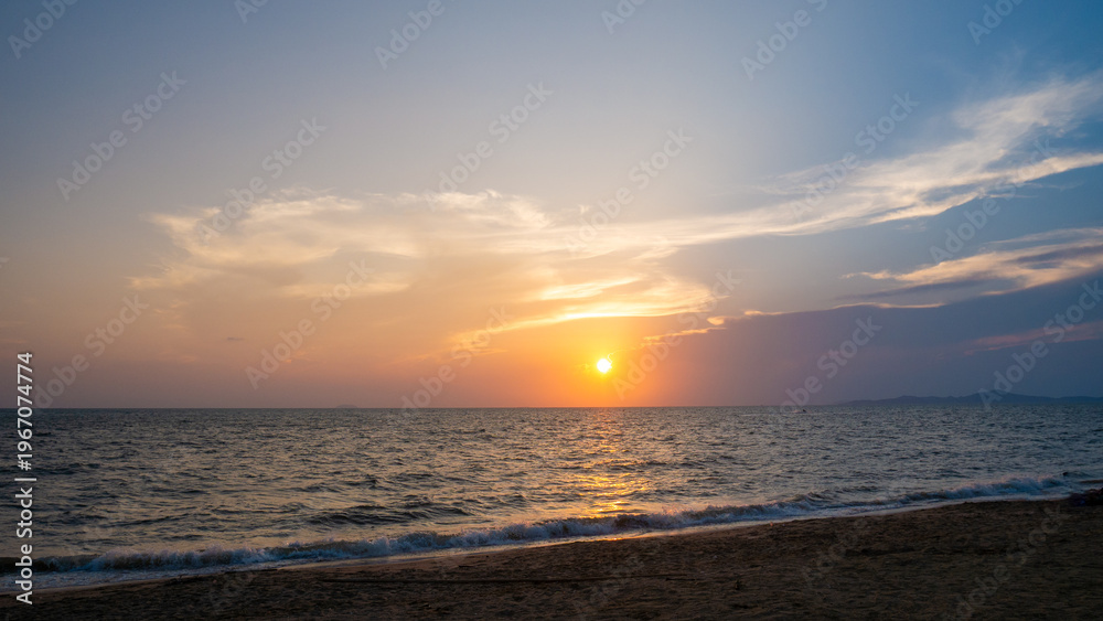 Obraz premium view Beautiful view sunset over sea surface beautiful wave Amazing light sunset or sunrise sky over sea beach with wave crashing in the ocean.nature background