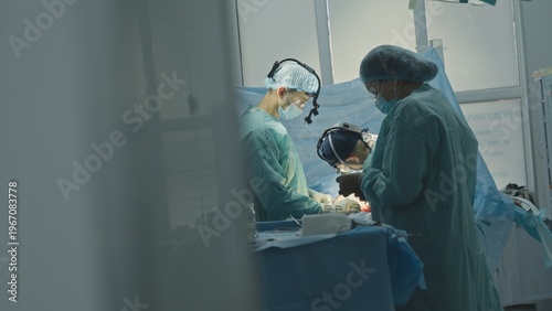 Foto Surgery operating process medication of trauma three medics doctor with nurses a