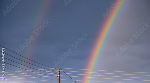 Stromleitung mit doppeltem Regenbogen. Peloponnes, Griechenland   26019.jpg
