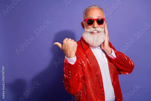 Foto Bearded showman in red glitter jacket inspires party vibes with retro style for