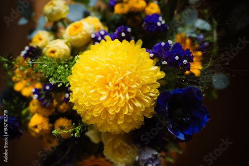 bunter Blumenstrauss mit gelben, orangen und violetten Blumen
