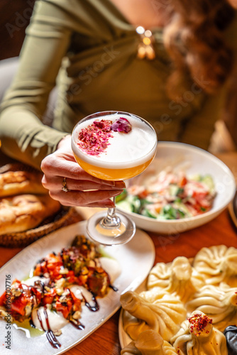Φωτογραφία Gourmet dining with cocktail and assorted dishes on table