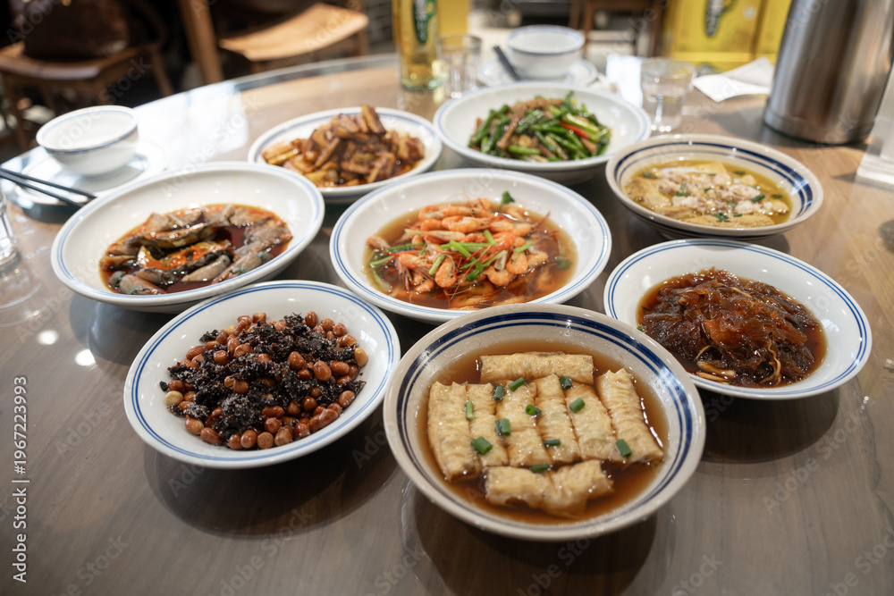 Obraz premium Eight traditional Chinese home-style dishes served on a round dining table