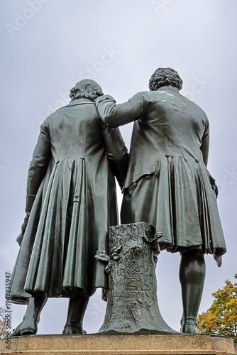 weimar, deutschland - statuen von goethe und schiller in rückansicht